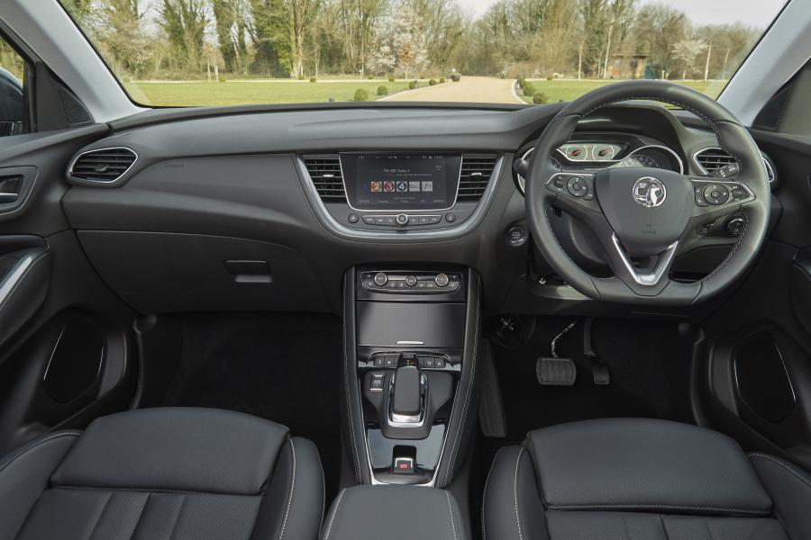 Торпедо Vauxhall Grandland X Hybrid4 2020 года  (фото 12 из 40)